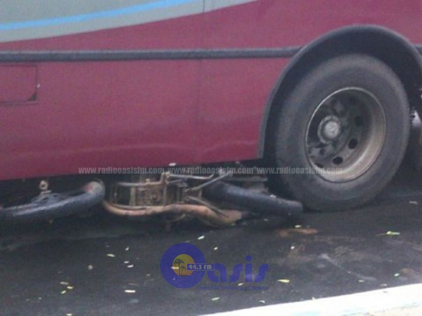 Motociclista esquiva un bache y muere al chocar contra colectivo