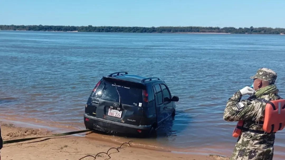 Una mujer fallece al sumergirse su automóvil en el Paraná; dos hombres fueron aprehendidos