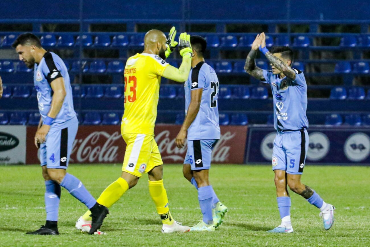 Resistencia encontró la solución en el banco y remontó en un electrizante encuentro