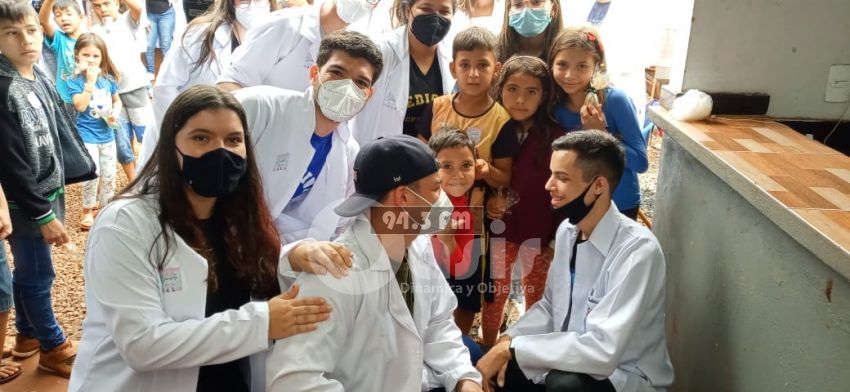 Alumnos de la UCP realizaron entrega de huevos de Pascua.