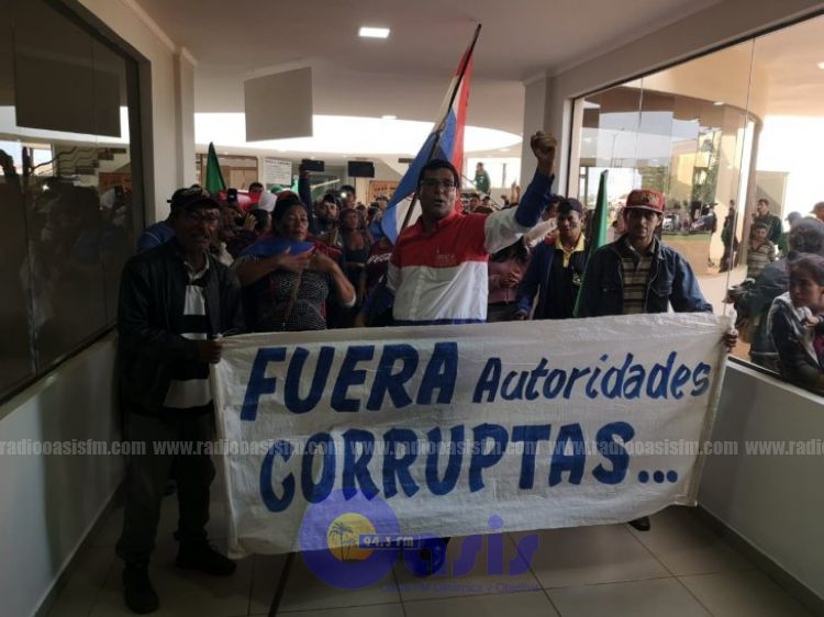 Manifestantes invaden la Municipalidad de Pedro Juan