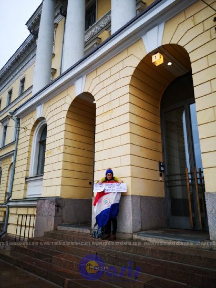 Paraguaya protesta en Finlandia contra refugio de Arrom, Martí y Colmán