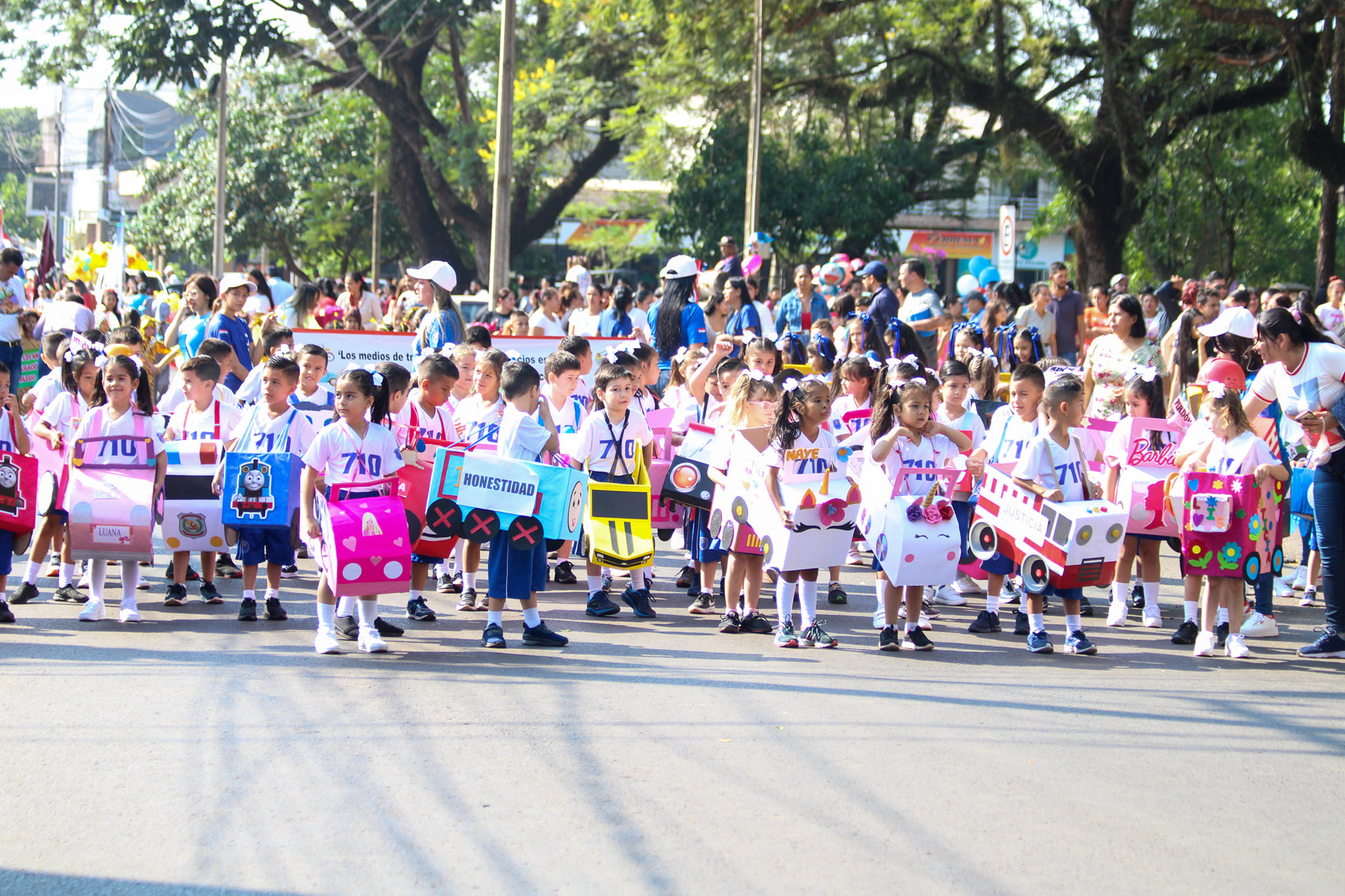 Alumnos de educación inicial regalaron color y alegría a los presentes