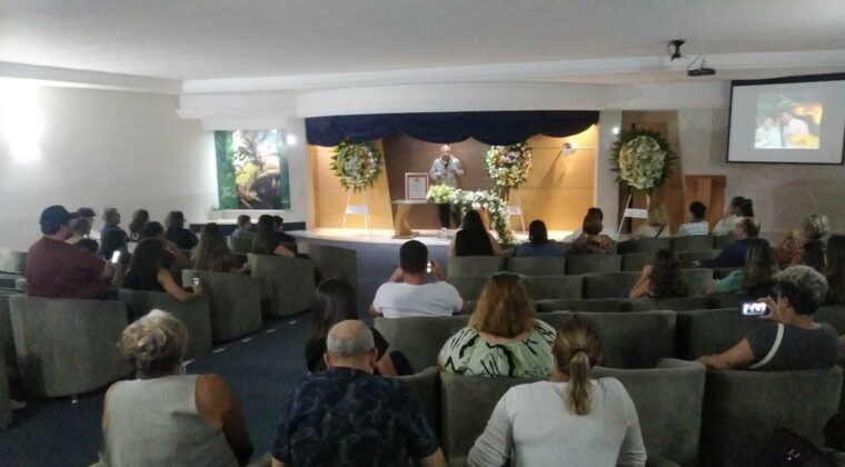 Hombre finge su muerte para ver quién acudía al funeral