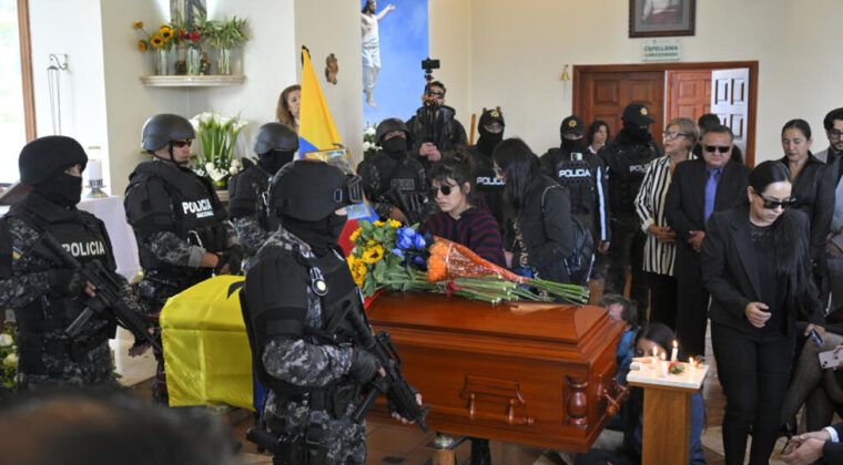 Presidenciable ecuatoriano asesinado fue sepultado tras homenaje público