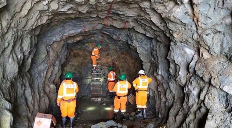 Mueren siete mineros tras derrumbe en mina de oro en Perú