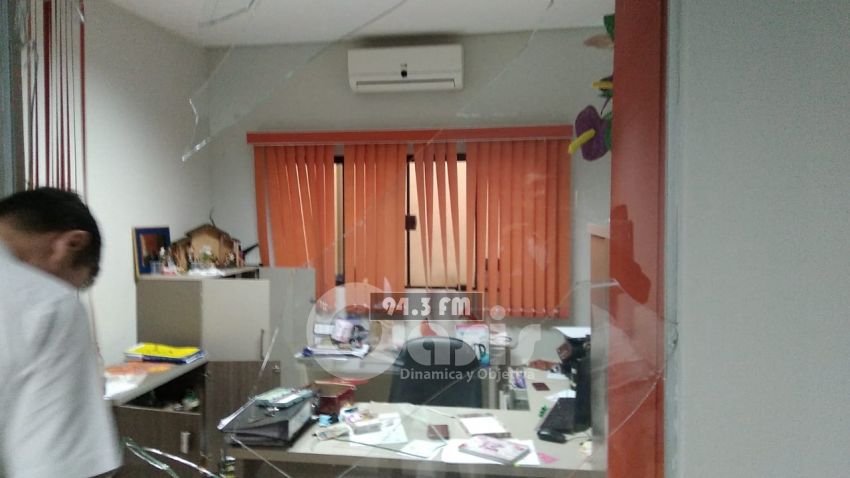 Desconocidos ingresaron a la Gobernación en busca de documentos y realizaron destrozos. 