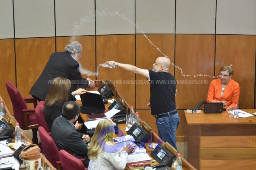Payo Cubas derrama agua a Calé Galaverna