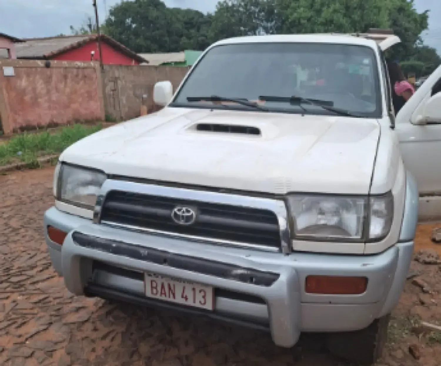 Orden judicial obliga a incautar una camioneta en la Fracción Reyes Católicos