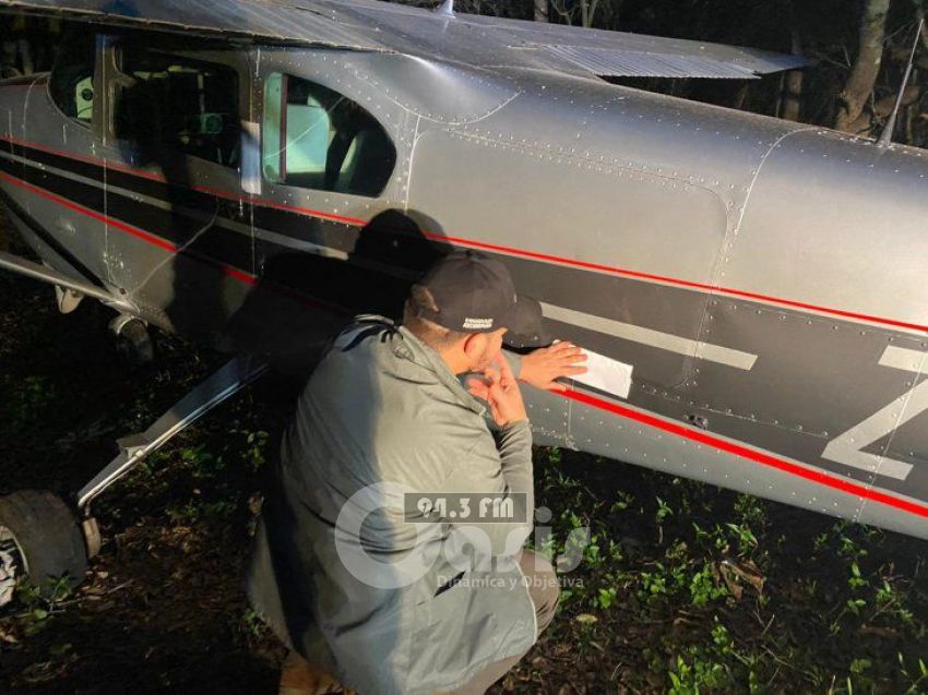 Hallan avioneta abandonada en un establecimiento