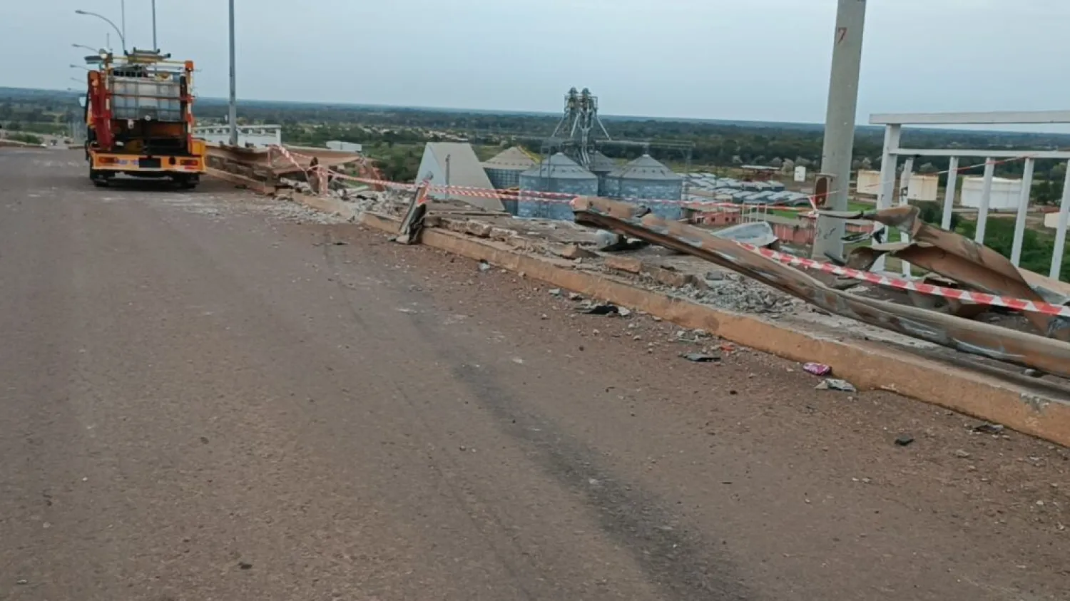 Conductor muere tras caer con su tractocamión cargado de soja desde el puente Nanawa