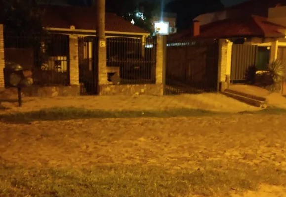 Vendió su vehículo en una playa de autos y lo asaltaron al llegar a su casa