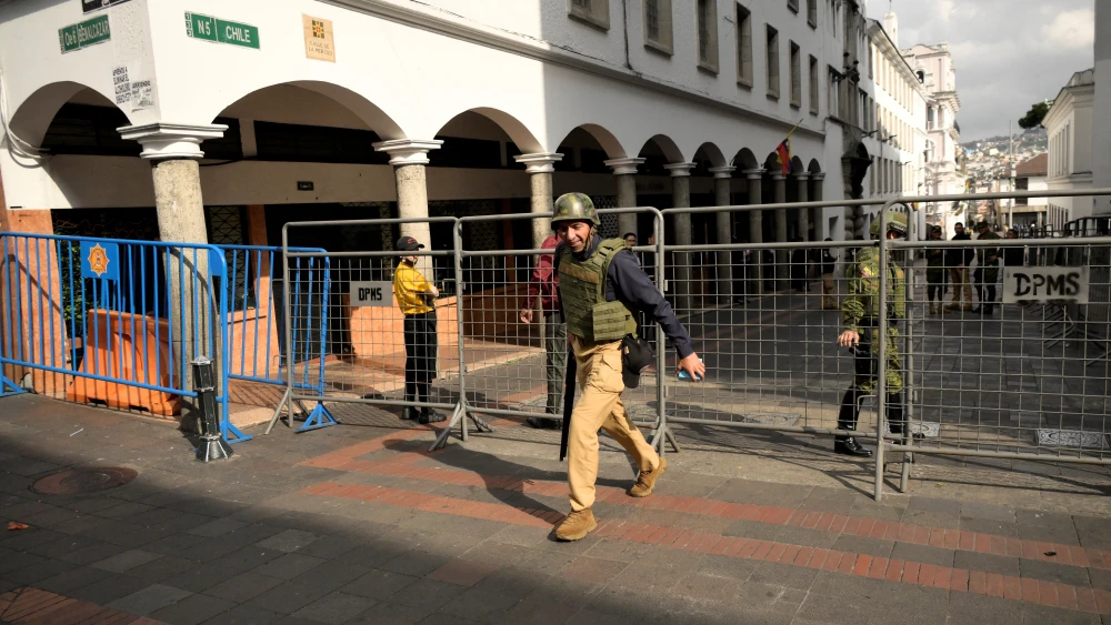 Ecuador en “conflicto armado” contra el narco por arremetida que deja unos 10 muertos