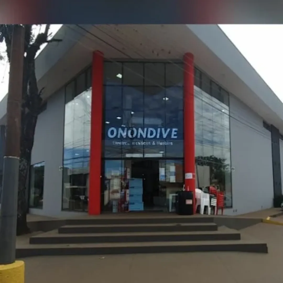 Ladrones rompen blindex y se llevan motocicletas de un local comercial
