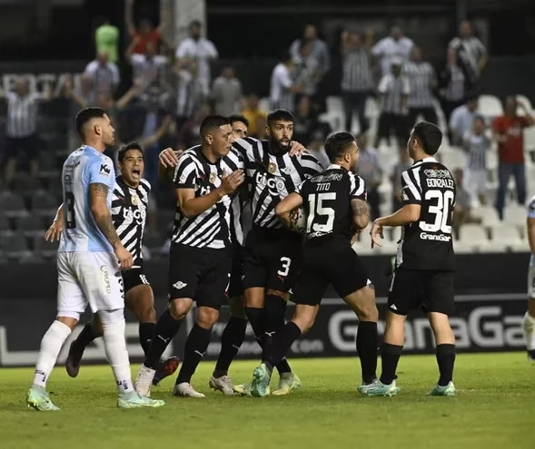 Libertad remontó un complicado compromiso