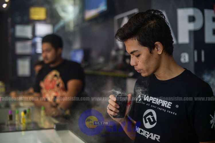 Salud prohíbe vapear en lugares cerrados y regulará los vape clubs
