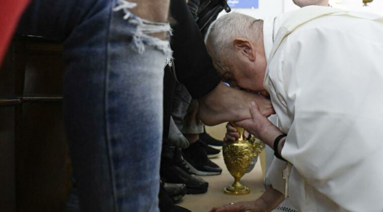 El papa lava los pies a doce jóvenes detenidos en ritual de Jueves Santo