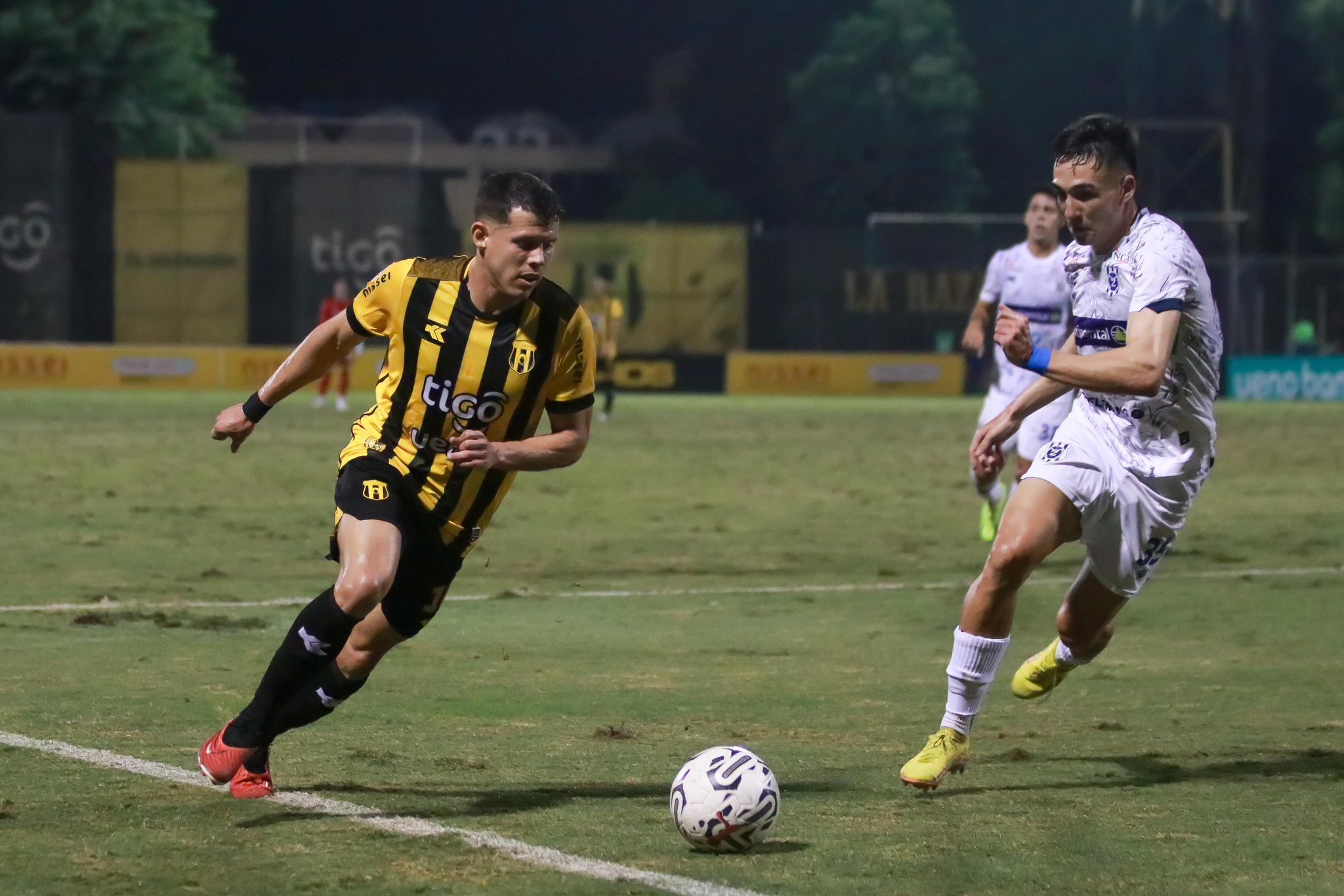 Remontada con diez y victoria de Guaraní