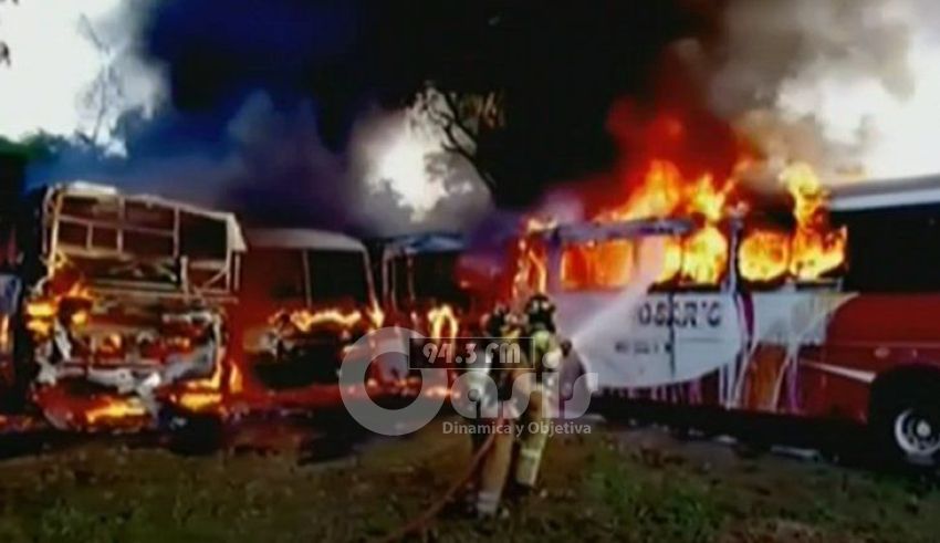 Gran incendio afecta a 7 buses en taller en Villa Elisa
