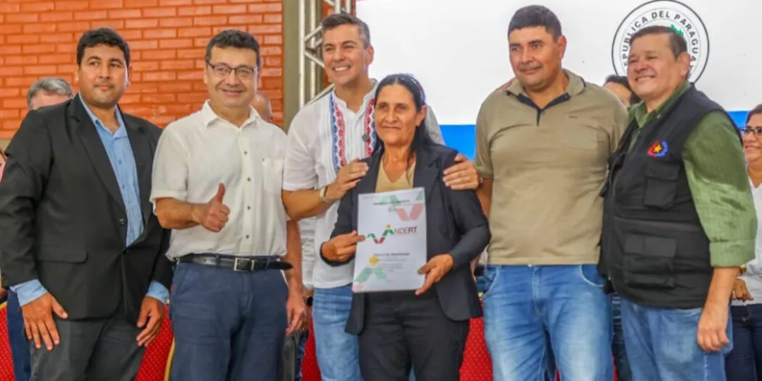Indert y Gobierno formalizan titulación de tierras en colonia Sucesión, antes Barbero Cué
