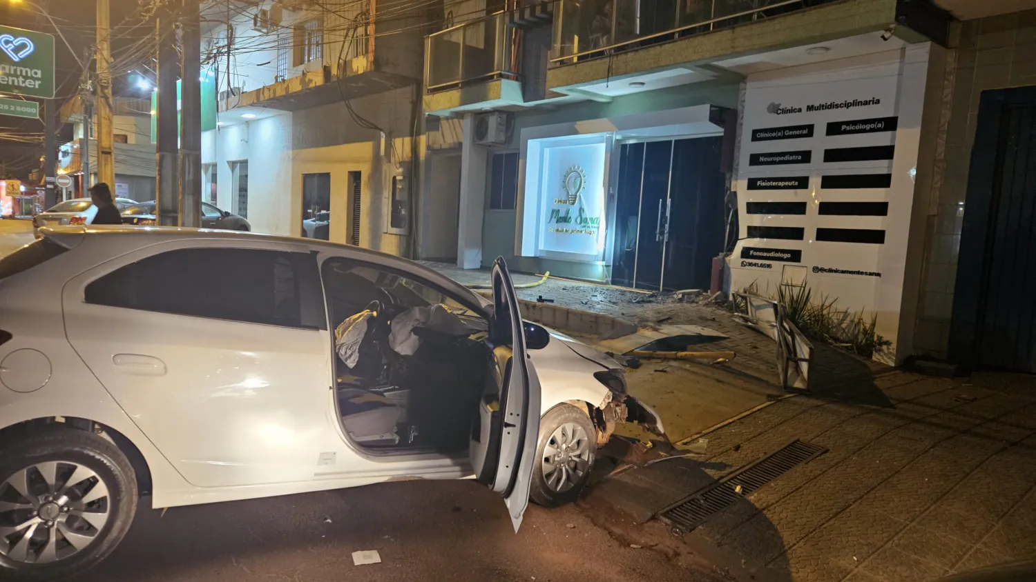 Automóvil choca contra una clínica y deja dos venezolanas heridas en Pedro Juan