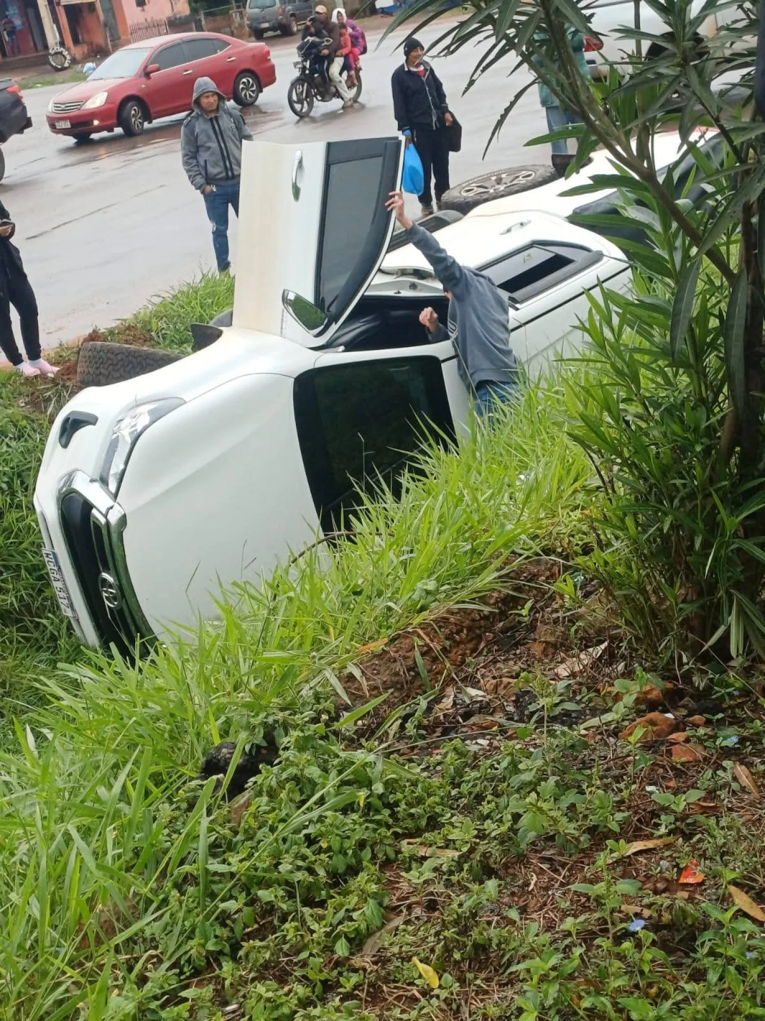 Camioneta volcó sobre la Ruta PY05 en Yby Yaú