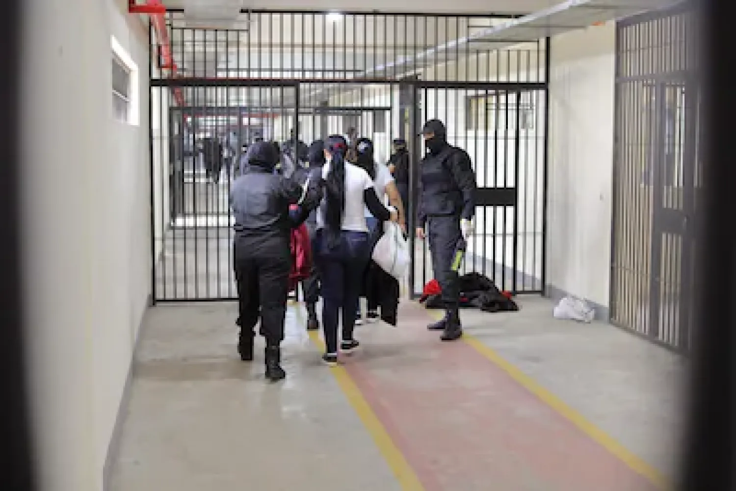 Trasladan desde Pedro Juan Caballero a 56 mujeres privadas de libertad a Emboscada