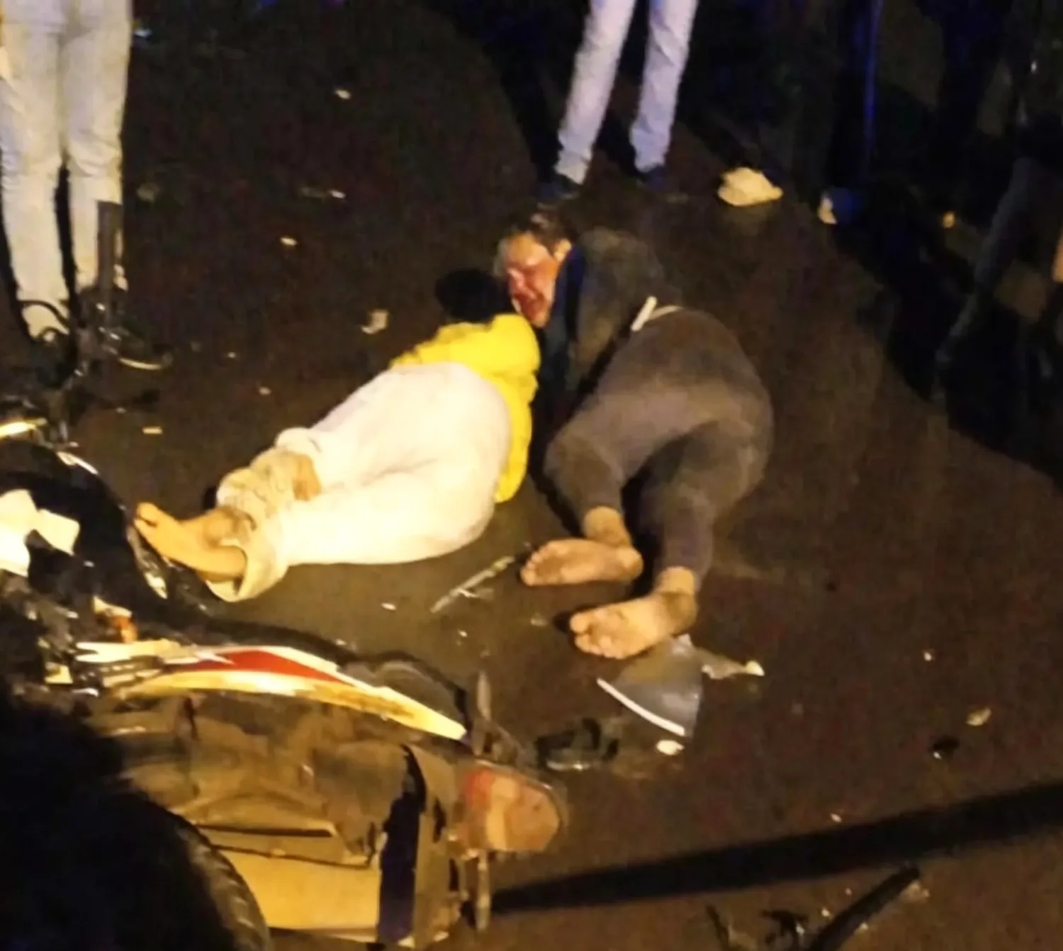 Un choque entre camioneta y motocicleta deja dos hermanos gravemente heridos en Pedro Juan