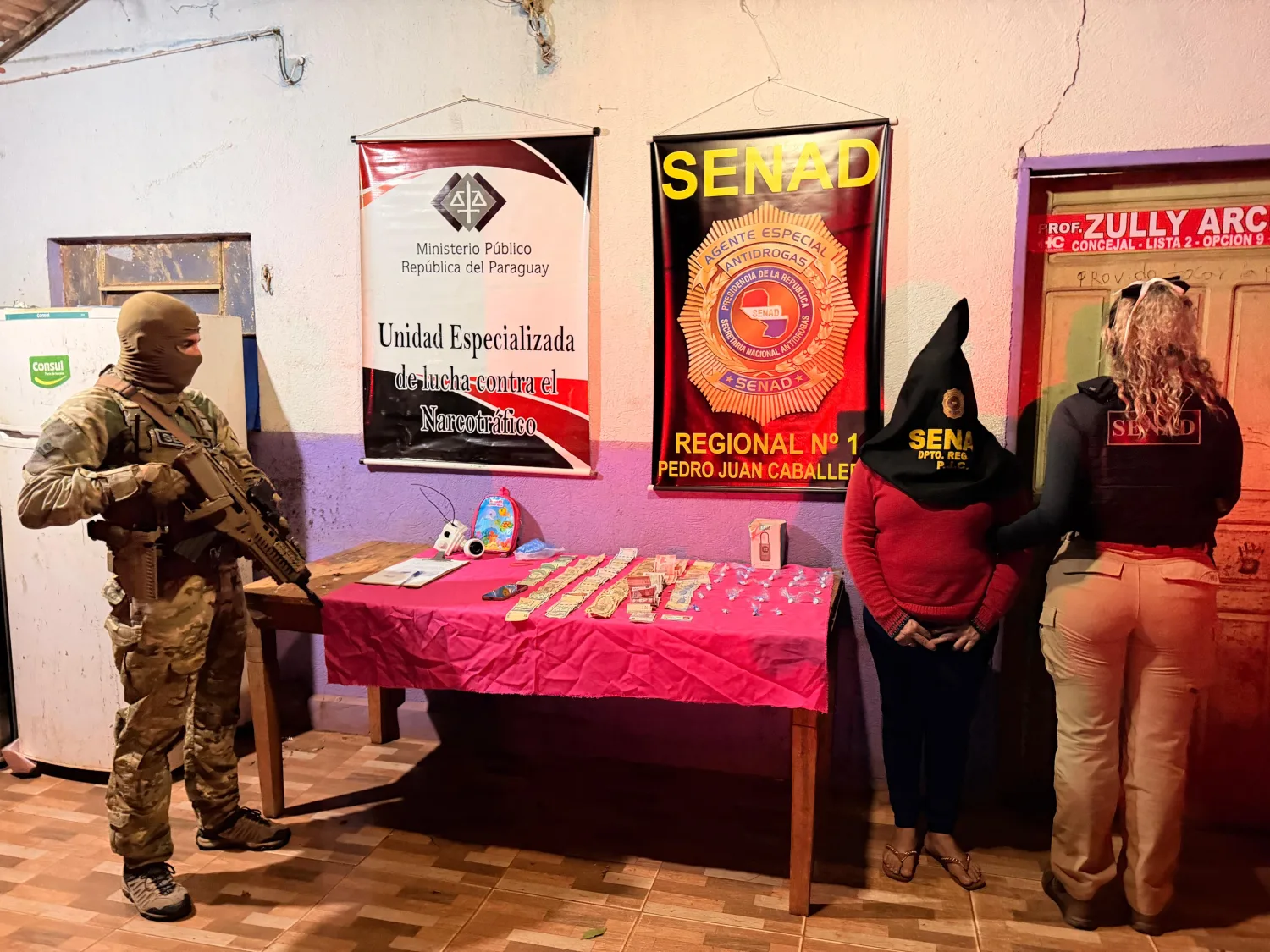 𝗖𝗮𝗲 𝗺𝘂𝗷𝗲𝗿 𝗾𝘂𝗲 𝘃𝗲𝗻𝗱𝗶i𝗮 𝗱𝗿𝗼𝗴𝗮 𝗳𝗿𝗲𝗻𝘁𝗲 𝗮 𝘂𝗻 𝗰𝗼𝗹𝗲𝗴𝗶𝗼 𝘆 𝗮 𝘂𝗻𝗮 𝗰𝘂𝗮𝗱𝗿𝗮 𝗱𝗲 𝘂𝗻𝗮 𝗰𝗼𝗺𝗶𝘀𝗮𝗿ia 𝗲𝗻 𝗣𝗲𝗱𝗿𝗼 𝗝𝘂𝗮𝗻