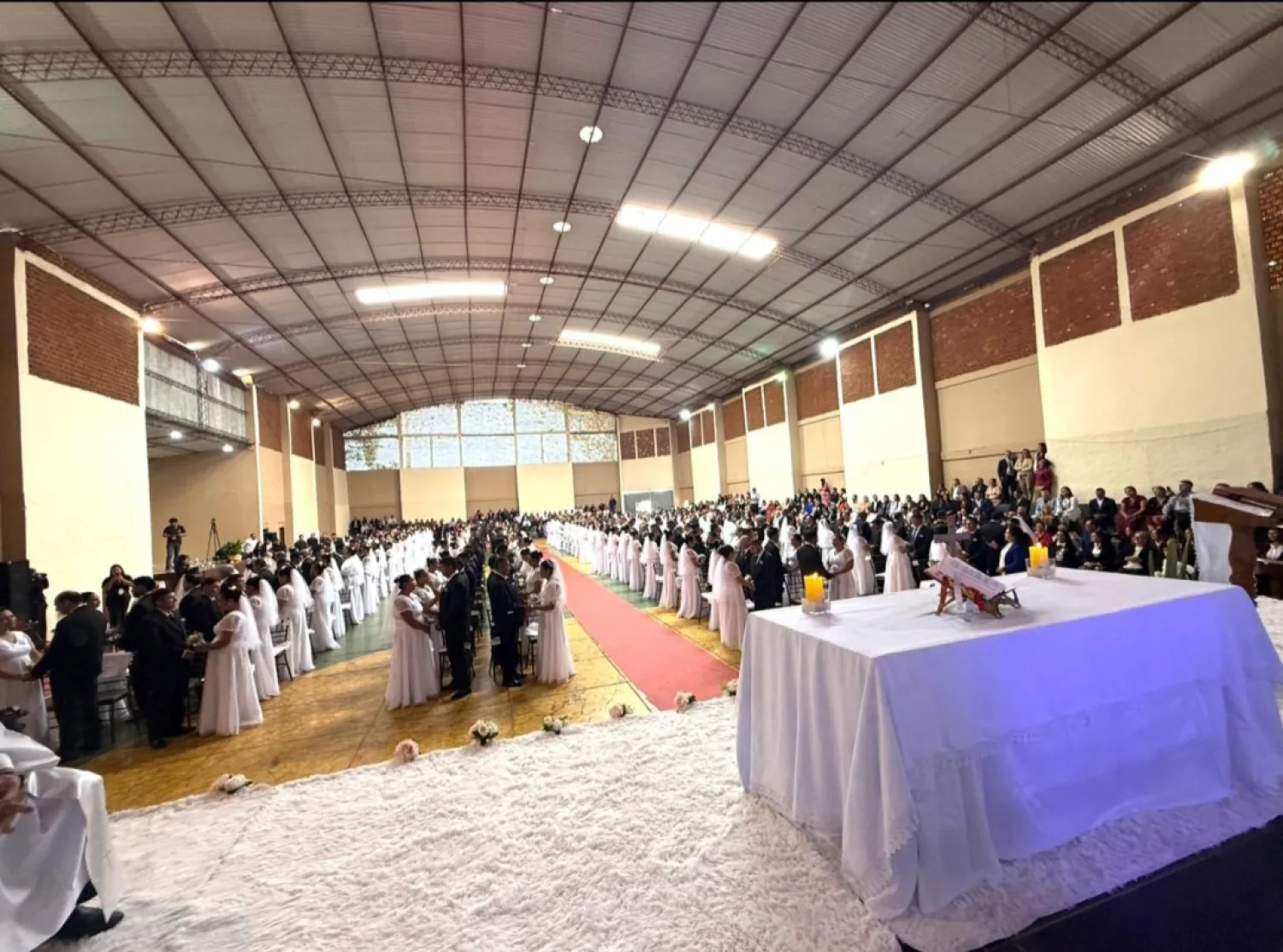 163 parejas recibieron la bendición de DIOS en una histórica boda comunitaria en PJC