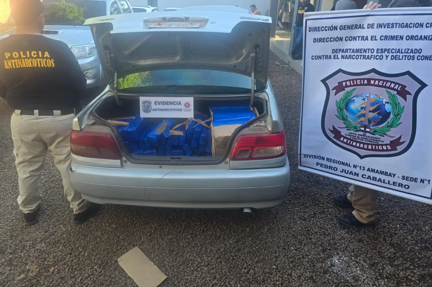 Incautan 174 kilos de supuesta marihuana abandonados dentro de un automóvil en Pedro Juan
