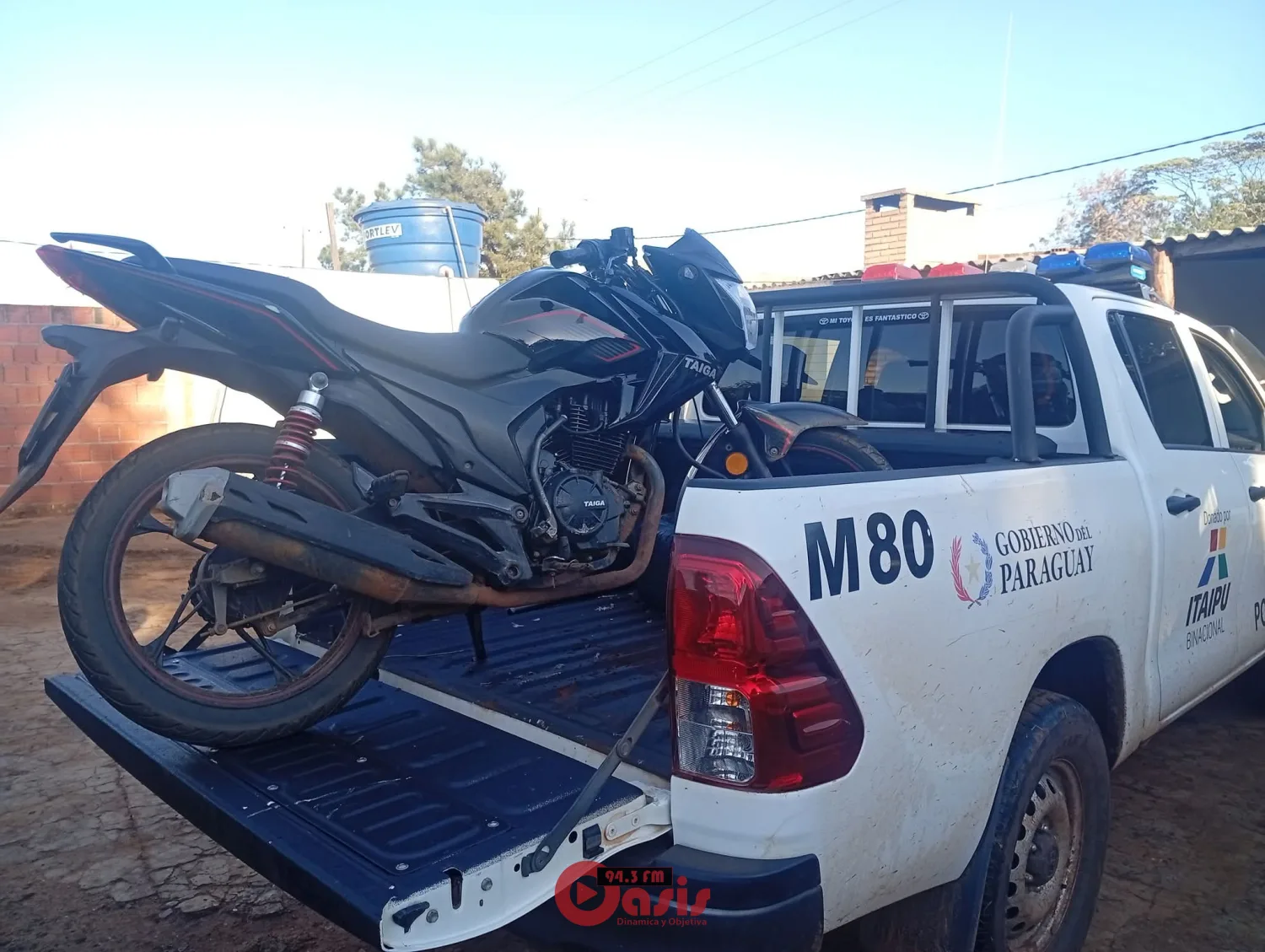 Recuperan motocicleta abandonada dentro de un baño en Zanja Pytã
