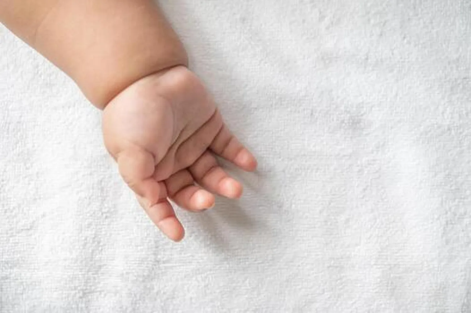 Bebé de 9 días fallece por broncoaspiración mientras estaba al cuidado de su padre en Pedro Juan