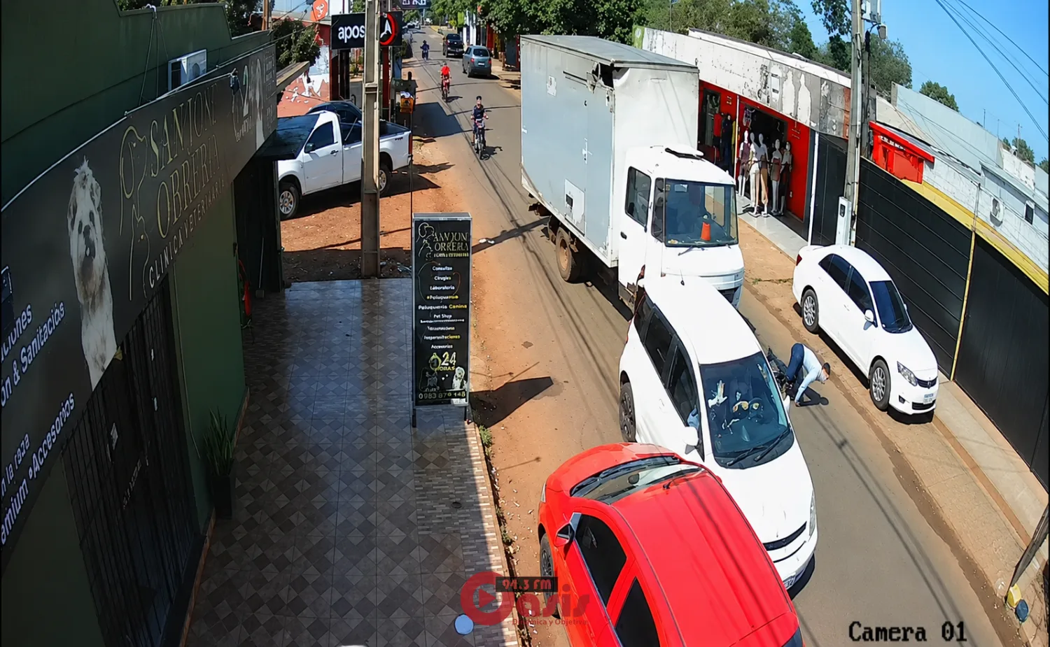 Camión furgón chocó contra una motocicleta y un automóvil en Pedro Juan
