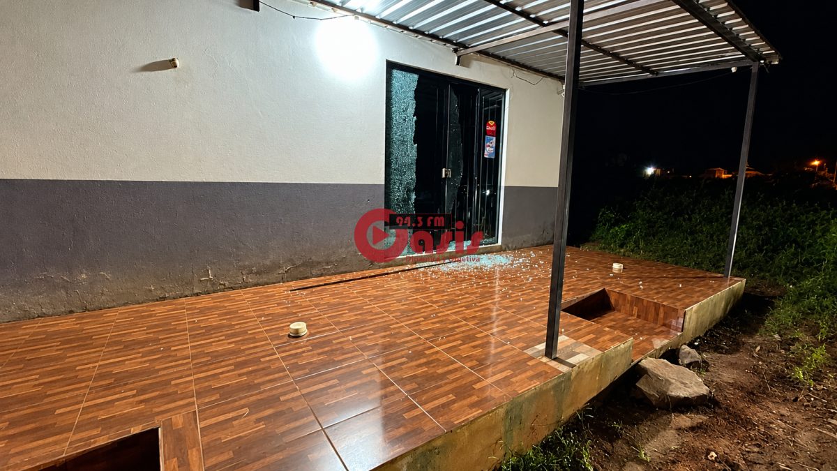 Atacan a tiros una heladería en Pedro Juan Caballero y destrozan puerta de vidrio
