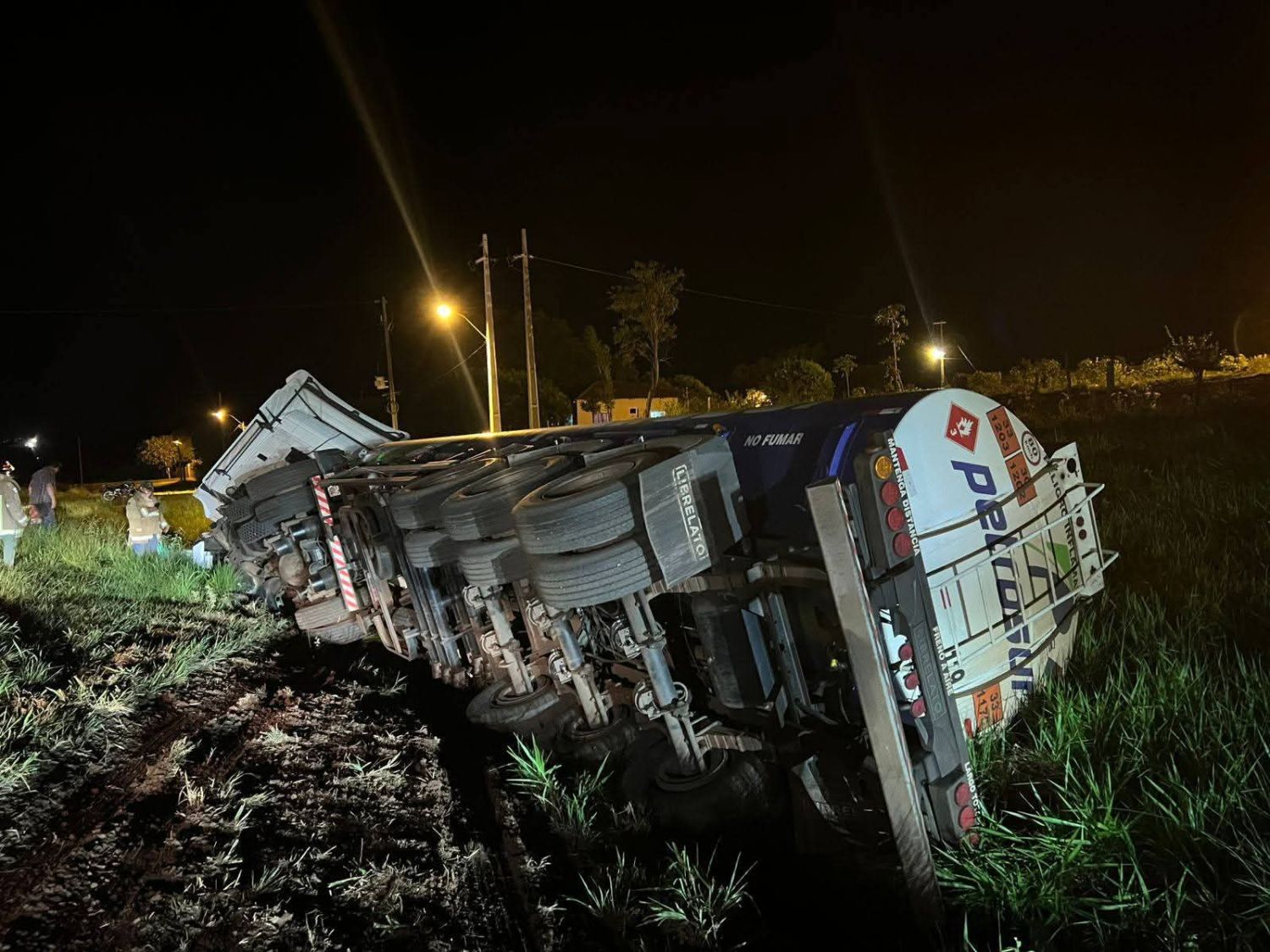 Camión de Petropar que se dirigía a Pedro Juan volcó con 40 mil litros de nafta