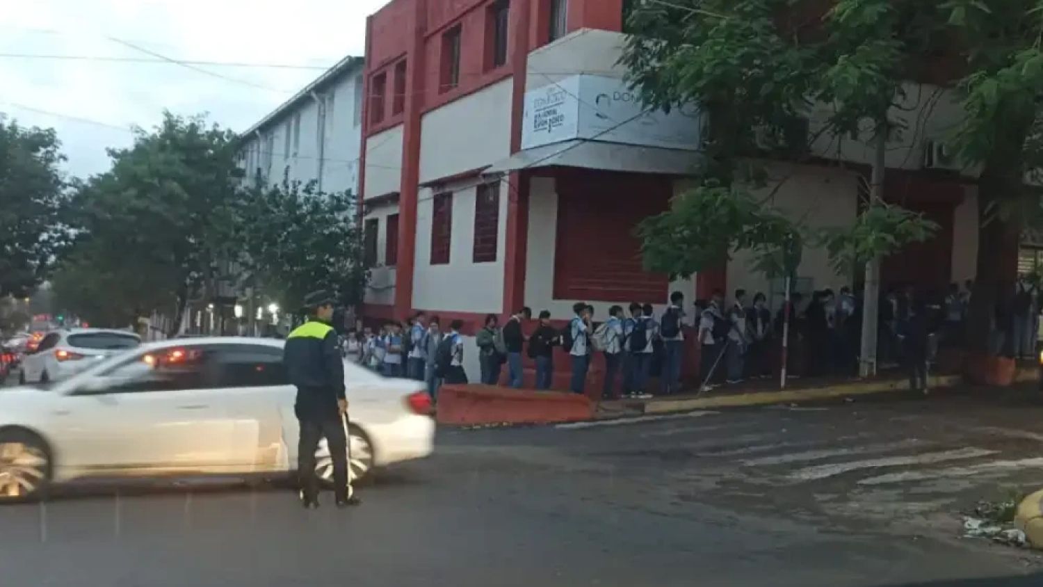 MEC registra 25 amenazas de tiroteos y colegios realizan cateo de mochilas